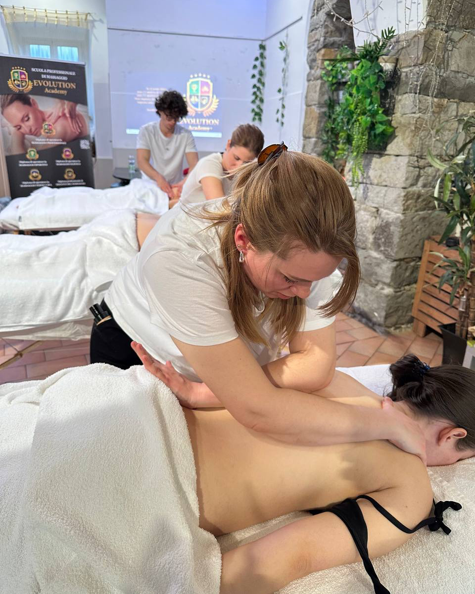 Manualità di frizione del massaggio base - Evolution Academy