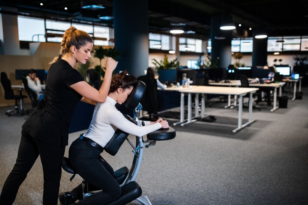massaggio sulla sedia ergonomica