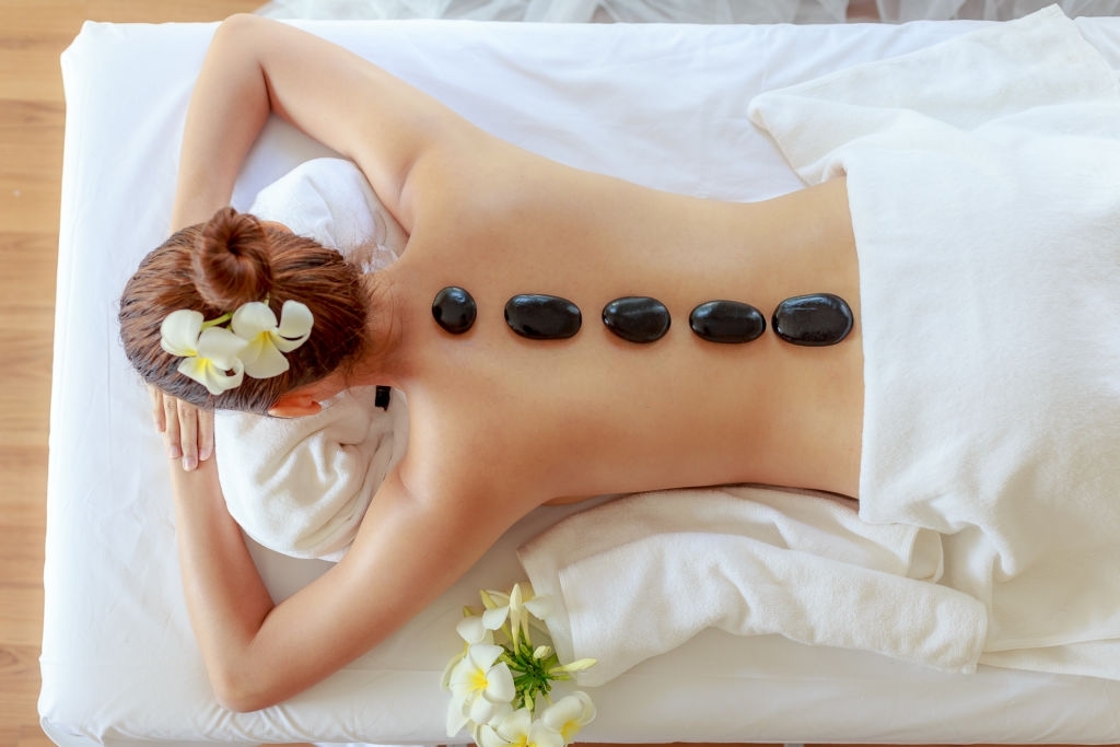Posizionamento pietre usate nel massaggio hot stone