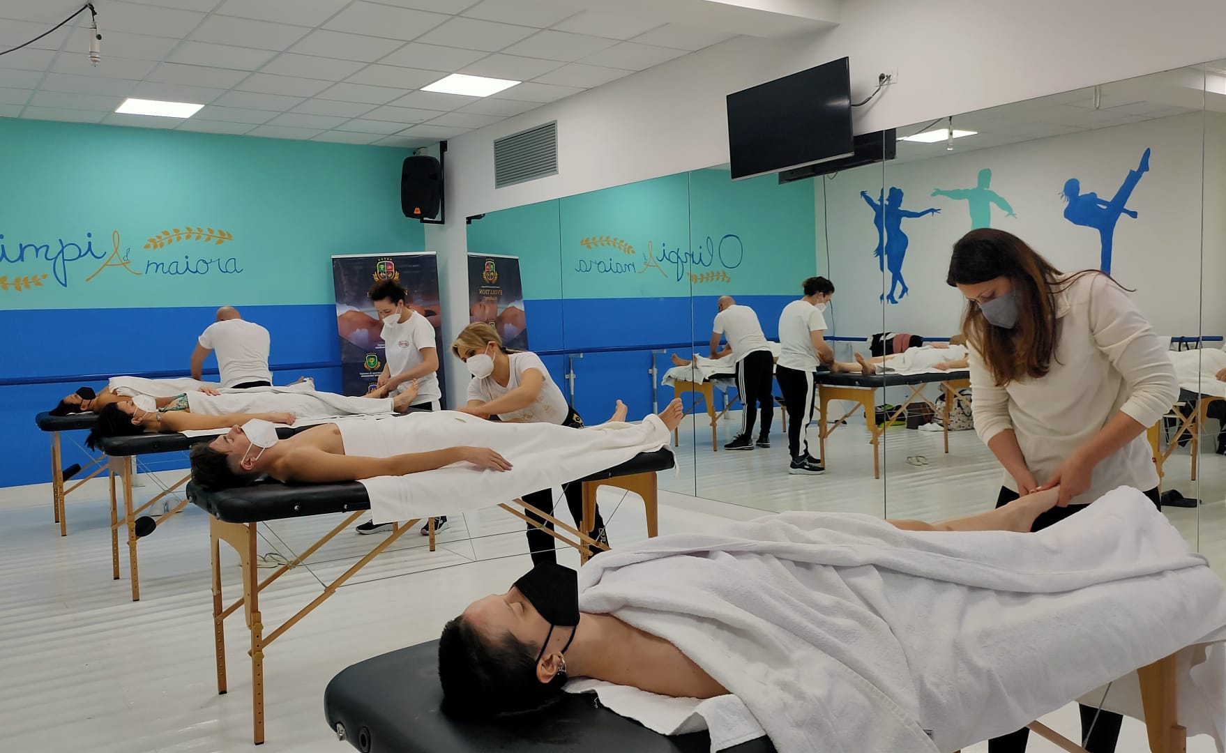 Il corso di massaggio base svedese in aula a Benevento