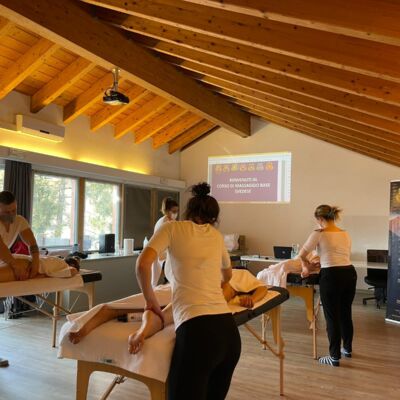 Pratica al corso di massaggio base a Biella