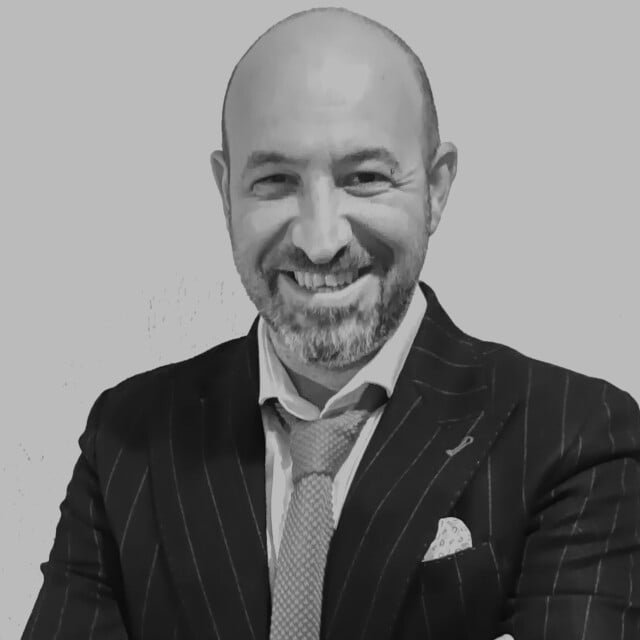 Sorriso di un professionista in abito elegante, rappresentante di Evolution Academy®.