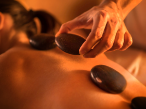 Massaggio con pietre calde: il rimedio contro i dolori invernali