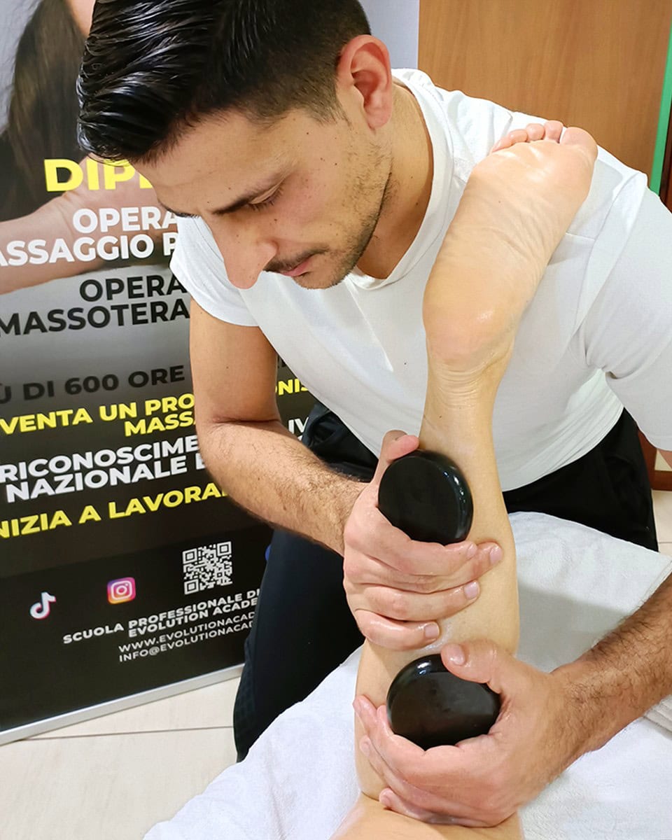 Massaggiatore professionista che esegue massaggi muscolari in ambito di formazione.