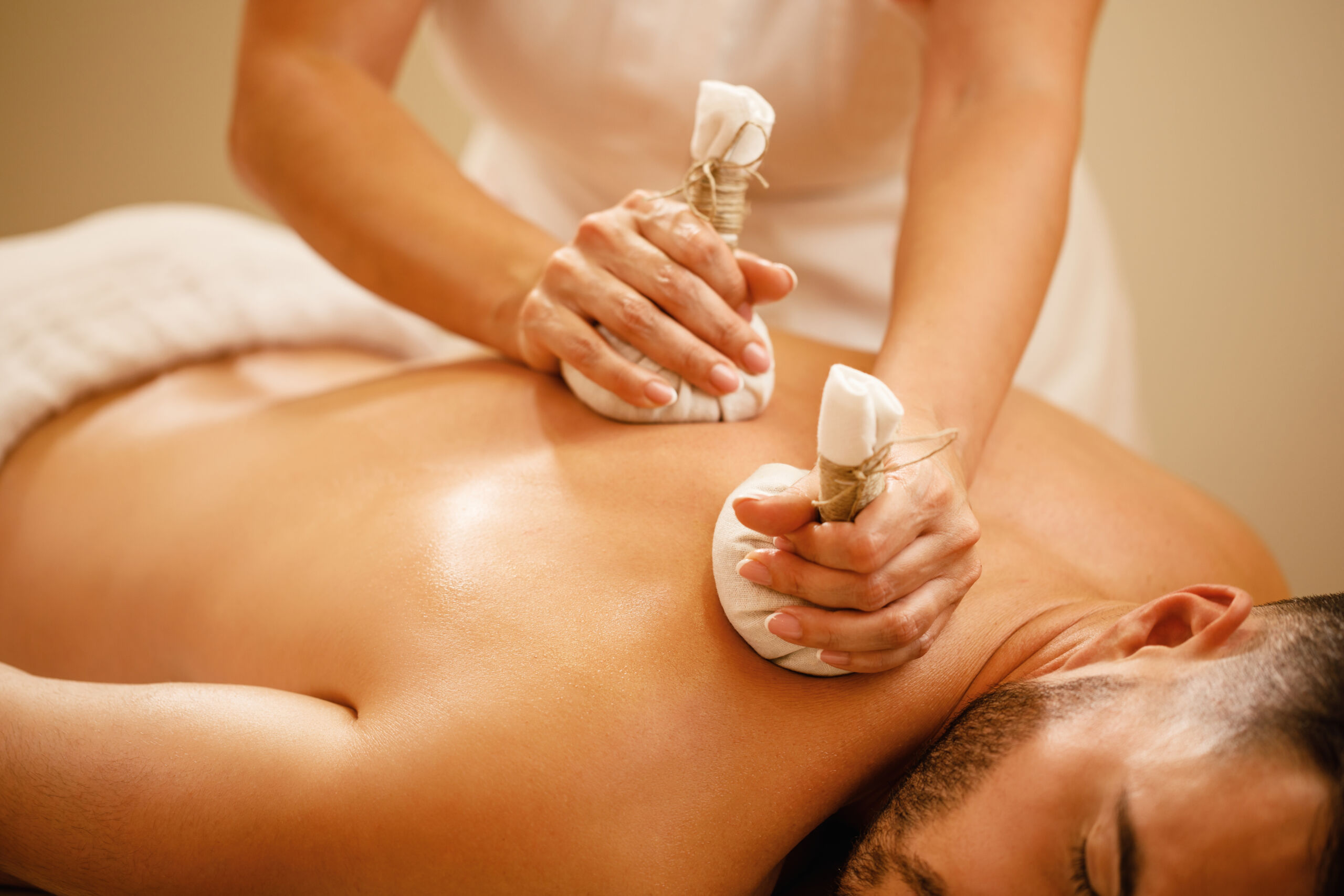 Massaggi ayurvedici con pindasweda - Scuola di Massaggio Evolution Academy®